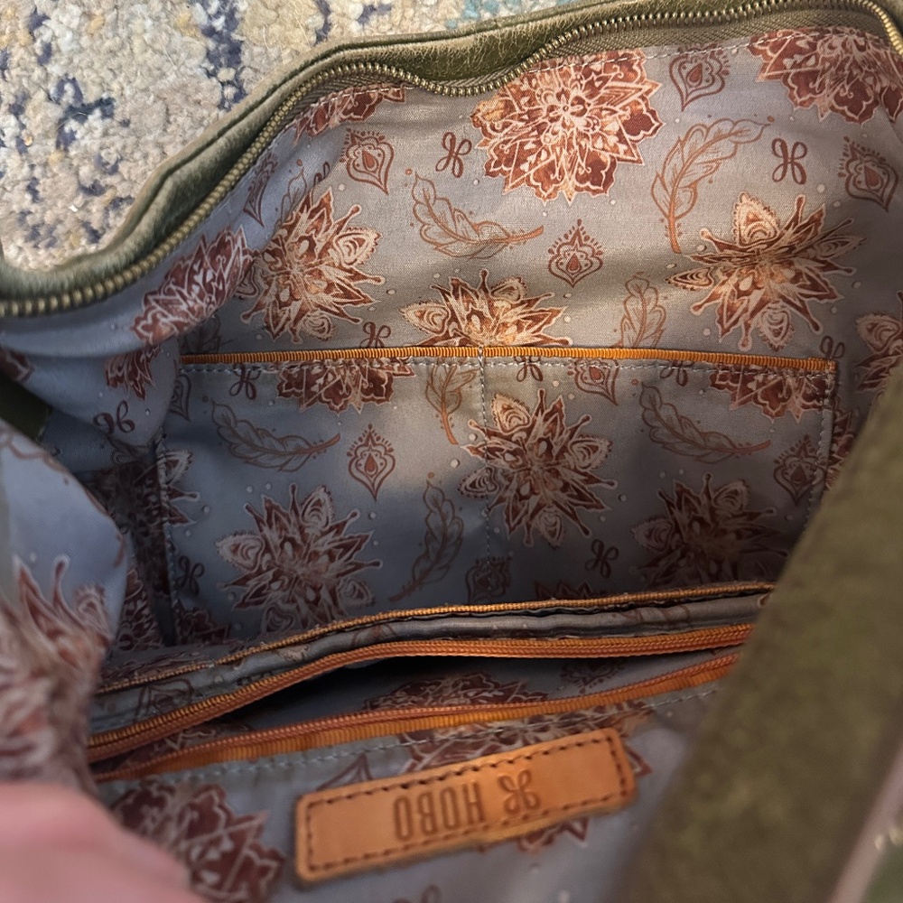 Hobo "Serra" leather shoulder bag in distressed Olive green w/inside pockets - Picture 10 of 16